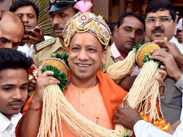 ಮೂರುಸಾವಿರ ಮಠದಲ್ಲಿ ಯೋಗಿಗೆ ಭರ್ಜರಿ ಸ್ವಾಗತ