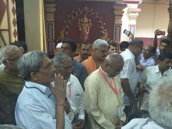 ಕೌಂಟರಿನಲ್ಲಿ ಟಿಕೆಟ್ ಪಡೆದ ಸಿಎಂ
