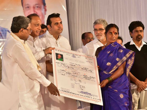 ನಮಗೆ ಕೂಲಿ ಕೊಡಿ ಎಂದು ಸಿಎಂ ಜನರಲ್ಲಿ ಕೇಳ್ತಾ ಇದ್ದಾರಲ್ಲಾ