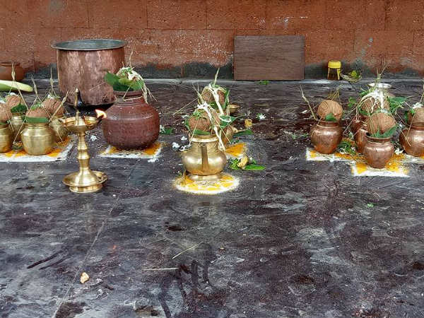 ಕಲಶಕ್ಕೆ ಪುಷ್ಕರಣಿಯಲ್ಲಿ ನೀರು ತುಂಬಿಸುವವರು ನಾವು