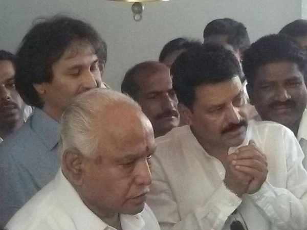 ಟಿಕೆಟ್ಗಾಗಿ ದಂಬಾಲು ಬಿದ್ದಿದ್ದಾರೆ