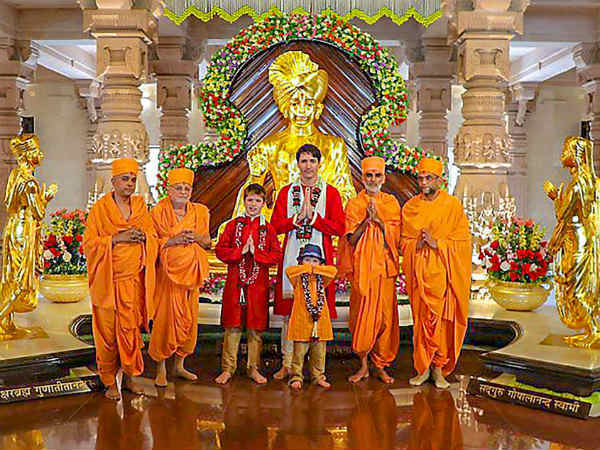 ಸಂತರೊಂದಿಗೆ ಕೆನಡಾ ಪ್ರಧಾನಿ