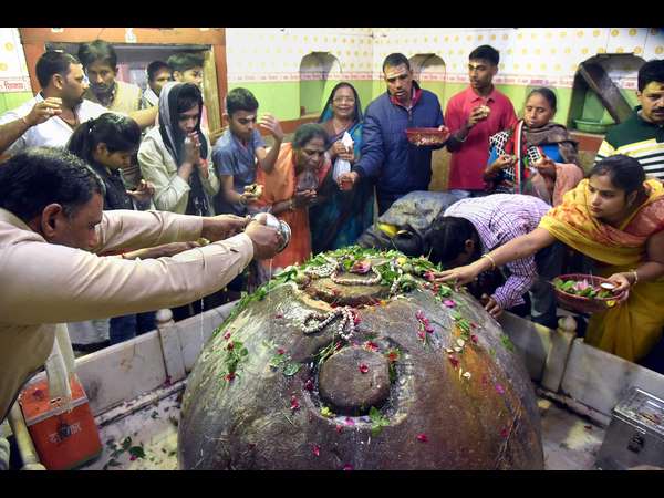 ಮಹಾ ಶಿವನಿಗೆ ಜಲಾಭಿಷೇಕ