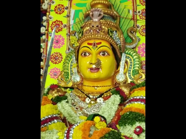 ಮಡಿಲಕ್ಕಿ ತುಂಬುವ ನೀರೆಯರು