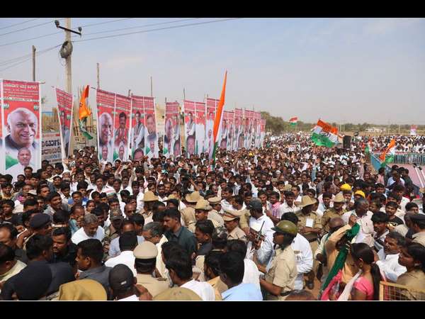 ನಿಮ್ಮ ಪಕ್ಕದಲ್ಲಿ ಯಾರಿದ್ದಾರೆ ನೋಡಿ