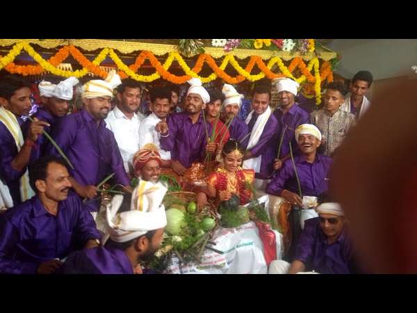 ಟೊಮೆಟೊ, ಹಾಲು, ಸಗಣಿ ನೀರು ಸುರಿದರು