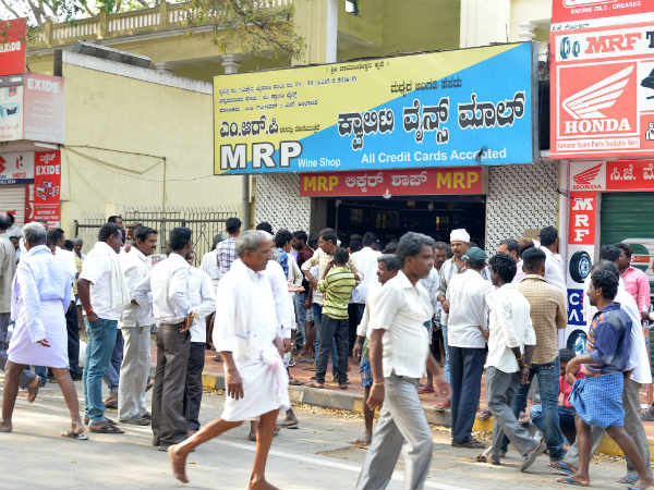 ಮದ್ಯದಂಗಡಿ ಮುಂದೆ ಸಾಲೋ ಸಾಲು!