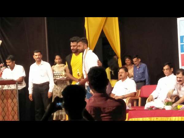 ವಿದ್ಯಾರ್ಥಿಗಳ ಹೆಗಲ ಮೇಲೆ ಚಂದನ್ ಶೆಟ್ಟಿ