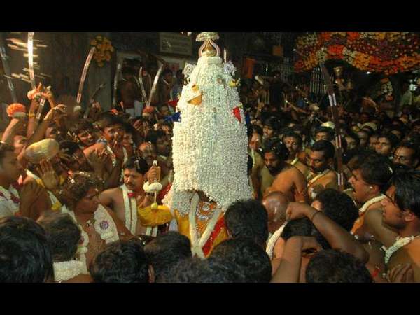 ಕರಗ: ಮಲ್ಲಿಗೆ ಕಂಪು, ಬೆಳದಿಂಗಳ ಒನಪು!
