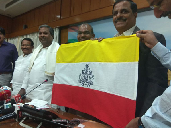 ಕನ್ನಡ ನಾಡಧ್ವಜದ ಪರ ನಿಂತ ಜನತೆ
