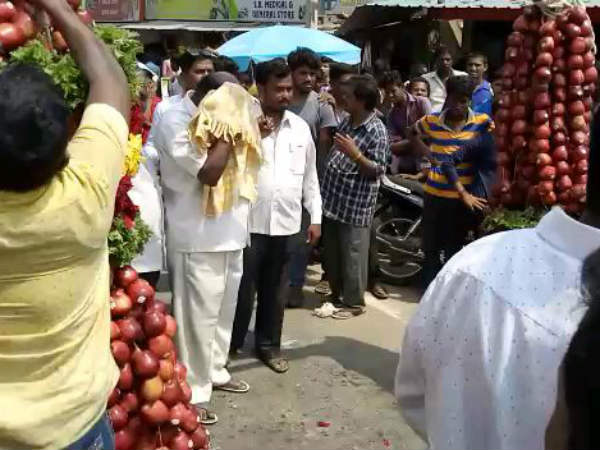 750 ಕೆ.ಜಿ. ತೂಕದ ಸೇಬುಗಳ ಹಾರ
