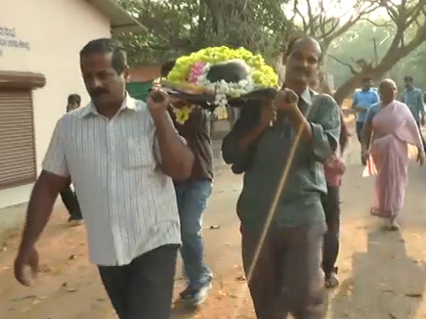 ವಾದ್ಯ, ಓಲಗ ಮೂಲಕ ಶವ ಕೊಂಡೊಯ್ಯಬೇಕು