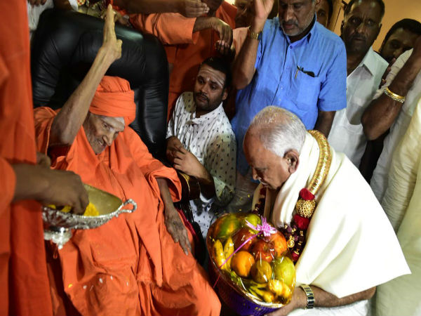 ಸಿದ್ದಗಂಗಾ ಶ್ರೀಗಳ ಆಶೀರ್ವಾದ ಪಡೆದ ಬಿಎಸ್ವೈ