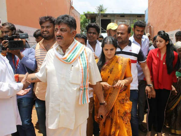 ಪತ್ನಿ, ಮಗಳೊಂದಿಗೆ ಡಿಕೆಶಿ ಮತ