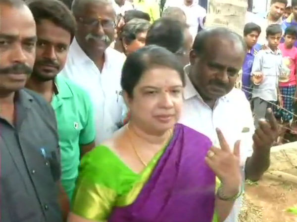 ಆಶೀರ್ವಾದ ಪಡೆದು ಮತ ಹಾಕಿದ ಎಚ್ಡಿಕೆ