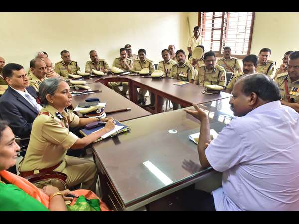 ಹಿರಿಯ ಪೊಲೀಸ್ ಅಧಿಕಾರಿಗಳೊಂದಿಗೆ ಸಿಎಂ ಸಭೆ
