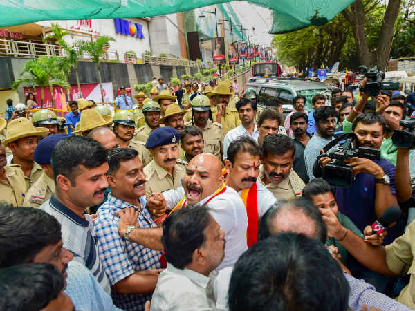 ಮಾಲ್ ಒಳಗೆ ಪ್ರವೇಶಿಸ ಪ್ರತಿಭಟನಾಕಾರರನ್ನು ಪೊಲೀಸರು ತಡೆಯುತ್ತಿರುವ ದೃಶ್ಯ