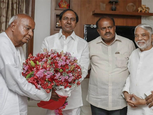 ಅಚ್ಚರಿ ತಂದ ಕೆಸಿಆರ್ ಅವರ ನಡೆಗಳು