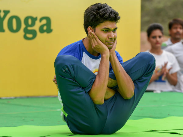 ಲೋದಿ ಉದ್ಯಾನದಲ್ಲಿ ಯೋಗ ಭಂಗಿ