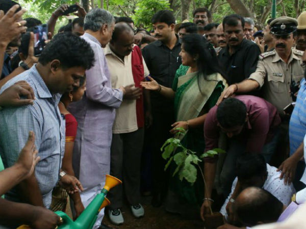 ಜೆಪಿನಗರದ ಉದ್ಯಾನದಲ್ಲಿ ಸಸಿನೆಟ್ಟ ಎಚ್ಡಿ ಕುಮಾರಸ್ವಾಮಿ