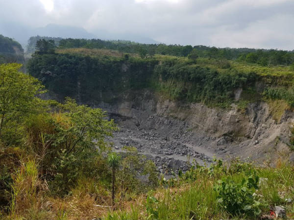 ಮೋಡಗಳ ನಡುವೆ ಹುದುಗಿಹೋಗಿದ್ದ ಪರ್ವತ