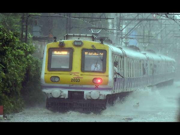 ನೀರ ತೊಟ್ಟಿಯ ಮಧ್ಯೆ ರೈಲು ಬರ್ತಿದೆಯೇನೋ..