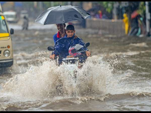 ಸ್ಮೈಲ್ ಪ್ಲೀಸ್ ಎಂದಂತೆ ಅಂಥ ನಗೆ ನಕ್ಕ ಹಿಂಬದಿ ಸವಾರ