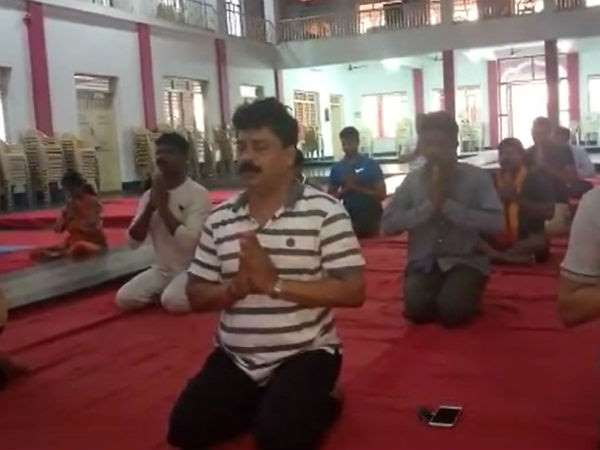 ಉಡುಪಿಯಲ್ಲಿ ಪೇಜಾವರ ಮಠದ ಕಿರಿಯ ಯತಿಗಳಿಂದ ಯೋಗ