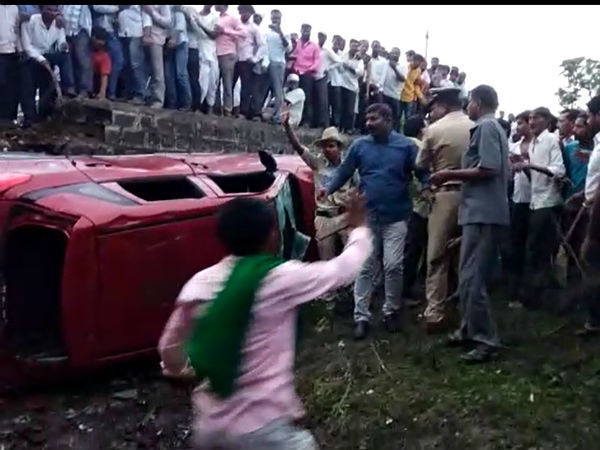 ಕೆಂಪು ಬಣ್ಣದ ಕಾರು, ಅದರಲ್ಲಿ ಮಕ್ಕಳ ಕಳ್ಳರಿದ್ದಾರೆ