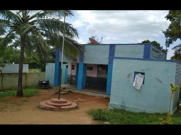 ಹೊರಗೆ ಕುಳಿತು ಪಾಠ ಕೇಳುತ್ತಿರುವ ಮಕ್ಕಳು