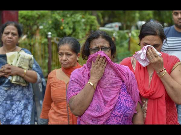 ಕುಟುಂಬದ 11 ಮಂದಿ ನಿಗೂಢ ಸಾವು, ಸಂಬಂಧಿಕರ ಆಕ್ರಂದನ