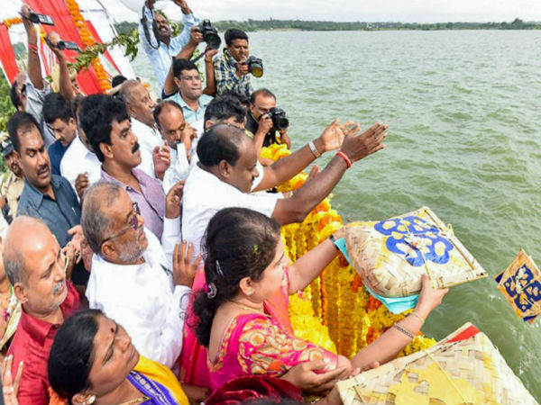 ಎಚ್ಡಿ ಕುಮಾರಸ್ವಾಮಿ ದಂಪತಿಯಿಂದ ತಲಕಾವೇರಿಗೆ ಬಾಗಿನ