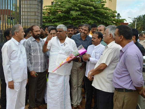 ಪೂಜೆ ಸರಿಯಾಗಲಿಲ್ಲವೆಂದು ಪುರೋಹಿತರಿಗೆ ವಾಸ್ತುಪಾಠ