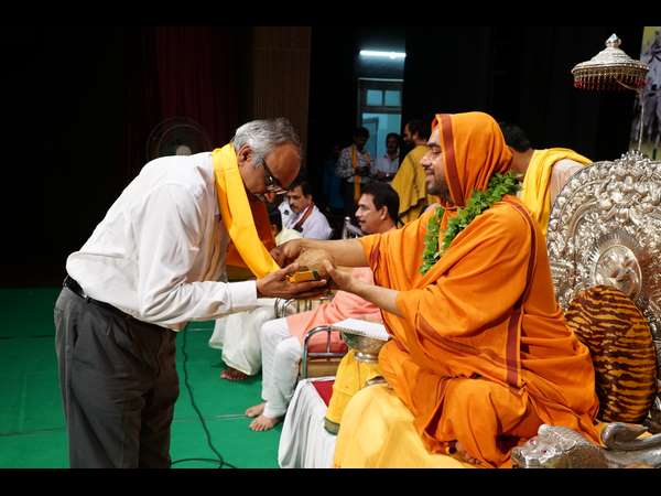 ಕರ್ನಾಟಕ ಬ್ಯಾಂಕಿನ ಪರವಾಗಿ ಗೋಸ್ವರ್ಗಕ್ಕೆ 25 ಲಕ್ಷ ರೂಪಾಯಿ ದೇಣಿಗೆ