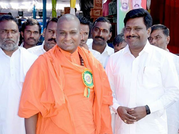 ಮೂಗಿಗೆ ತುಪ್ಪ ಹಚ್ಚುವ ಕೆಲಸ