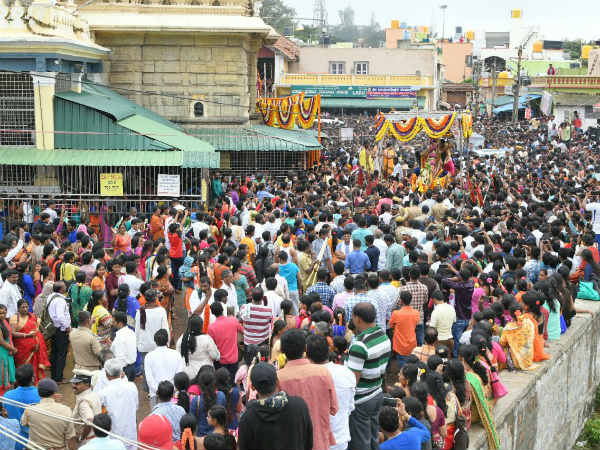 ಚಾಮುಂಡೇಶ್ವರಿ ದರ್ಶನ ಪಡೆದ ಭಕ್ತರು