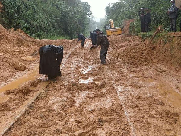 ಹಳಿಗಳು ಸಂಪೂರ್ಣ ನಾಶ