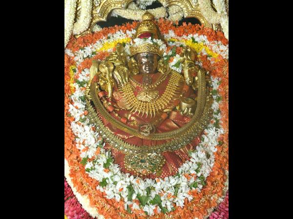 ಸಿಹಿ ತಿಂಡಿ ಅರ್ಪಣೆ