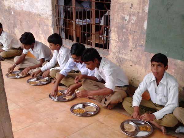 ಸಮಾಜಕಲ್ಯಾಣ ಹಾಸ್ಟೆಲ್ಗೆ ಕಿಟ್ ವಿತರಣೆ