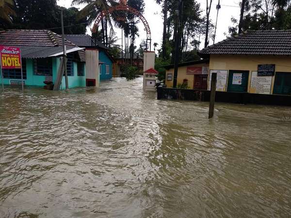 ಮಳೆಯ ರಭಸಕ್ಕೆ ಮಕ್ಕಳ ಆಟಿಕೆಯಂತಾದ ಮನೆಗಳು