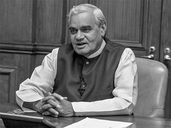 ಇಪ್ಪತ್ನಾಲ್ಕು ಚುನಾವಣೆ ವಿಶ್ಲೇಷಣಾತ್ಮಕವಾಗಿ ಗಮನಿಸಿದ್ದಾರೆ