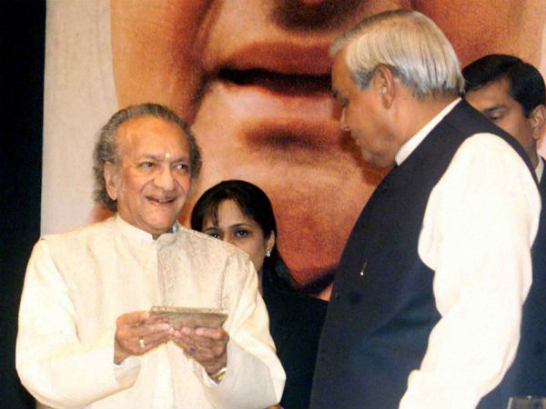 ಸಿತಾರ್ ಮಾಂತ್ರಿಕ ರವಿಶಂಕರ್ ಅವರೊಂದಿಗೆ
