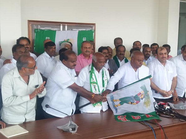 ಅಪ್ಪ ಮಕ್ಕಳ, ಕುಟುಂಬದ ಪಕ್ಷ