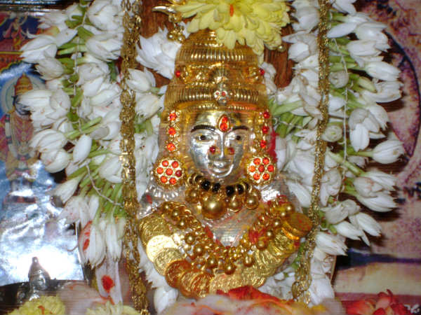 ಸುಮಂಗಲಿಯರ ಕೈಗೆ ದಾರ