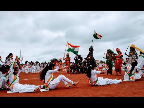 ಬಾಗಲಕೋಟೆಯಲ್ಲಿ ಶಾಲಾ ಮಕ್ಕಳಿಂದ ಆಕರ್ಷಕ ಪಥಸಂಚಲನ