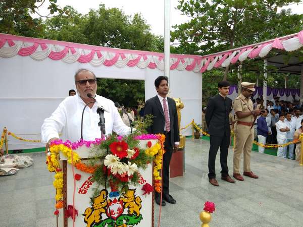 ರಾಯಚೂರಿನಲ್ಲಿ ಸಚಿವ ನಾಡಗೌಡರಿಂದ ಧ್ವಜಾರೋಹಣ