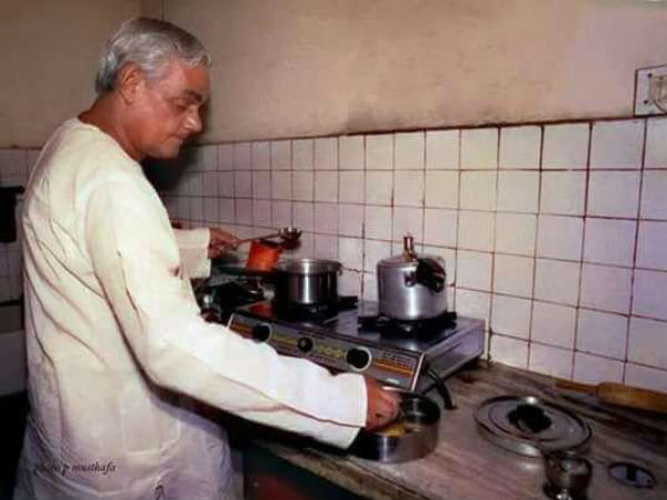 ಮನೆಯಲ್ಲಿ ಅಡುಗೆ ಮಾಡಿಕೊಳ್ಳುತ್ತಿದ್ದ ಅಟಲ್