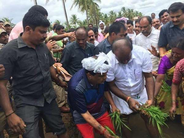 ಕಾಲರ್ ಕೊಳೆಯಾಗದಂತೆ ನೋಡಿಕೊಳ್ಳುವ ರಾಜಕಾರಣಿಗಳು