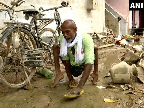 ಪ್ರವಾಹದ ಬಾಯಿಂದ ಪಾರಾದರು ದಂಪತಿ