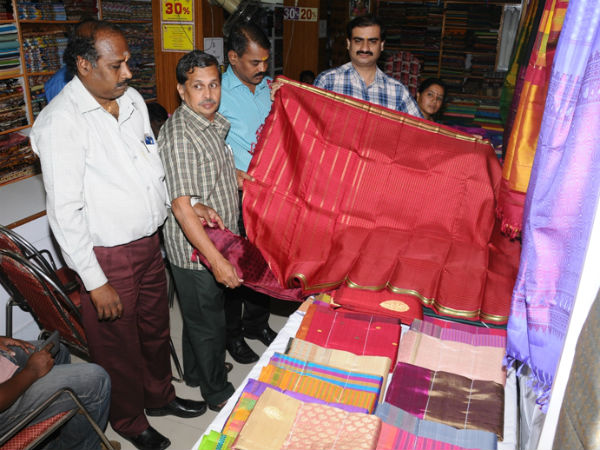 ರಿಯಾಯ್ತಿಯಲ್ಲಿ ದೊರೆಯುತ್ತಿರುವುದು ಜರಿಯಲ್ಲ ಪ್ರಿಂಟೆಡ್ ರೇಷ್ಮೆ ಸೀರೆ